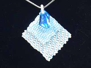 編織串珠材料包~022藝彩水晶墜鍊：佩奧特編織法